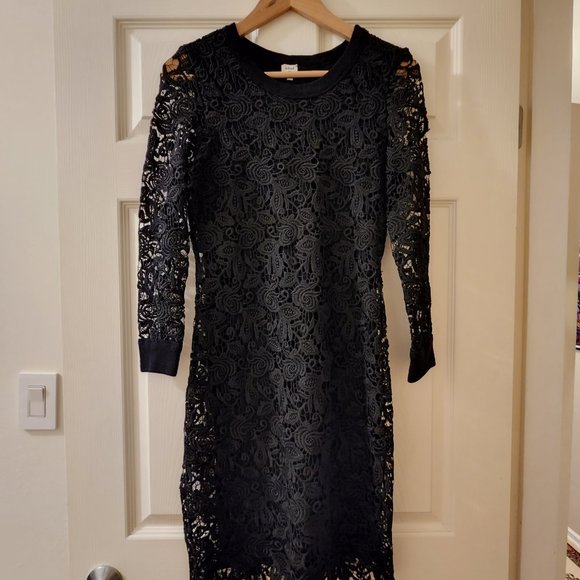 Aritzia's Wilfred Black Lace Slim-fit Dress - Picture 2 of 4